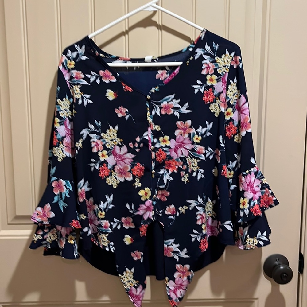 Beautiful floral blouse. Size medium. Tie in front and longer in back.